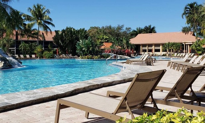 Naples Apartamento | Condominio Sunny and Breezy Falling Waters