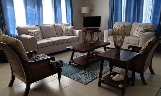 George Town Casa | Bahama Breezes