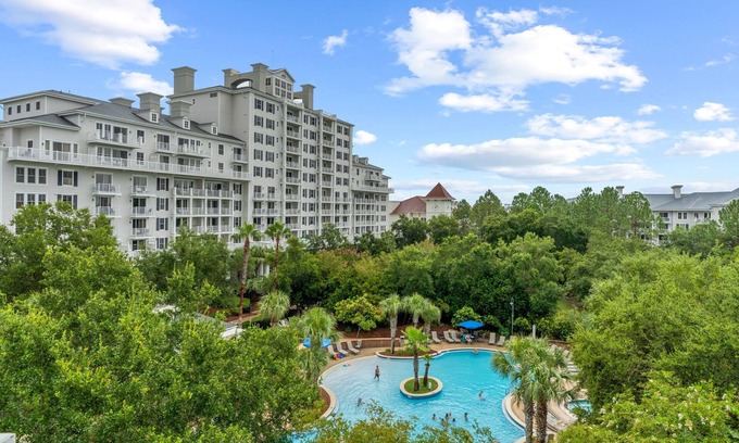 Baytowne Wharf Condominio | Bahia Studio at Baytowne Wharf! Overlooks Tropical Pool, Hot Tub, Beach Tram!