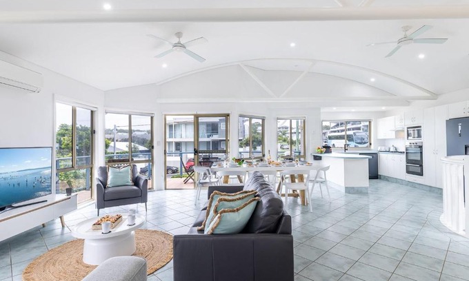 Fingal Bay Casa | Baia Villa air con WiFi and views of Fingal Beach