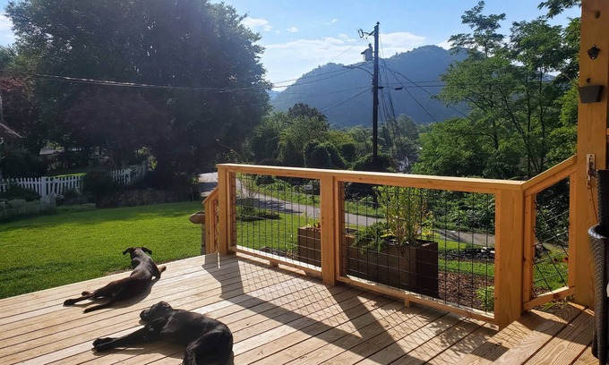 Hot Springs Casa | Bailey Hot Springs - In Town, Dog Friendly!