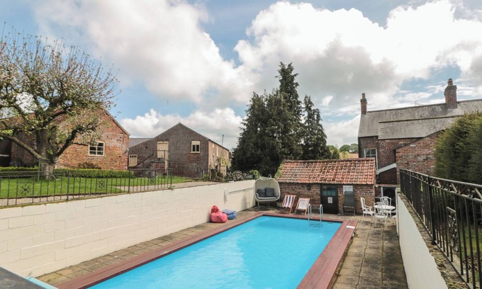 North Dalton Cabaña | BAILEY HOUSE, pet friendly, with pool in Pocklington