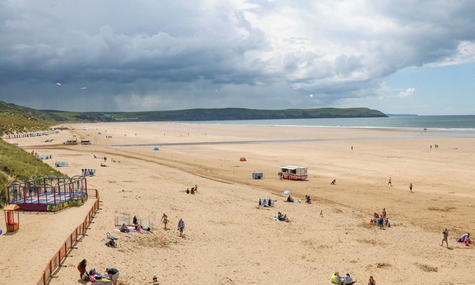 West Down Cabaña | BAKERS COTTAGE, family friendly, with open fire in West Down