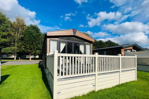Allerthorpe Casa | Bakers Lodge with Hot Tub