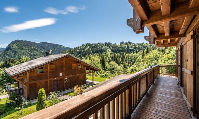La Cote-d'Arbroz Chalet De Esquí | BALATA - Charming Chalet with Hot tub and Views