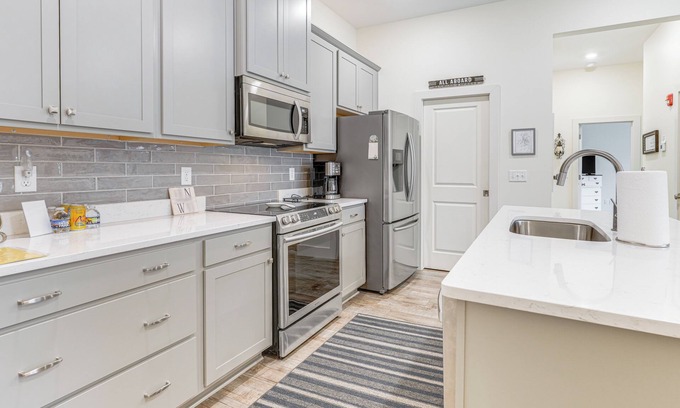 Chattanooga Apartamento | Balconies: Walkable Southside Chattanooga Condo!
