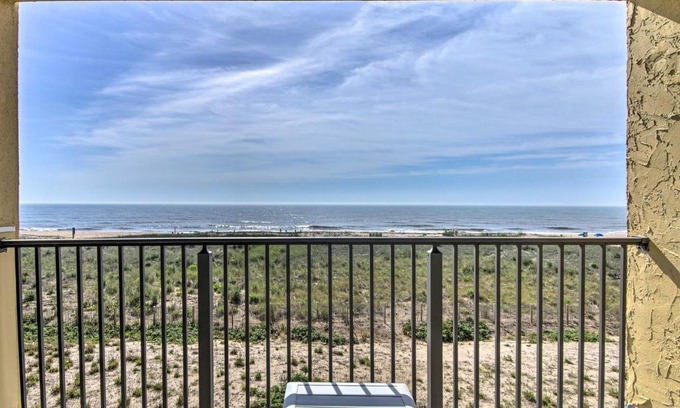 Midtown Ocean City Apartamento | Balcony and Beach Access Inviting Ocean City Condo