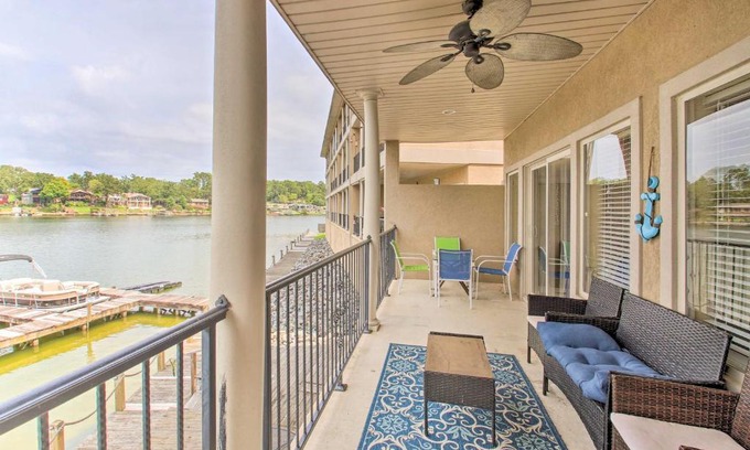 Lake Hamilton Apartamento | Balcony and Boat Slip Lakefront Unit in Hot Springs