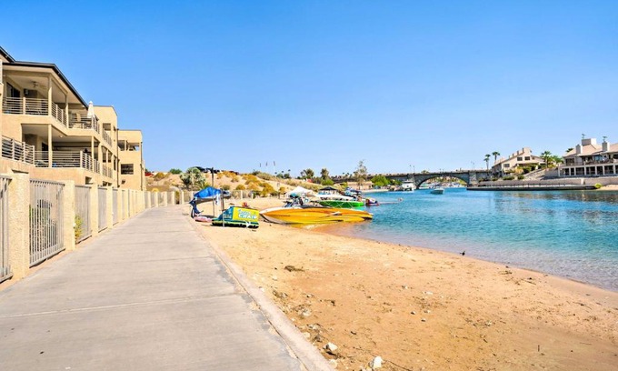 Lake Havasu City Apartamento | Balcony and Grill Beachfront Lake Havasu City Condo