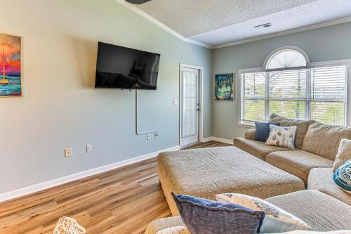 Carolina Yacht Landing Apartamento | Balcony and Pool Access Serene Little River Retreat