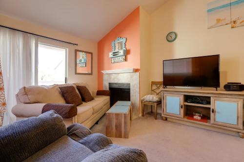 Galveston Apartamento | Balcony and Pool Access Condo in Galveston!