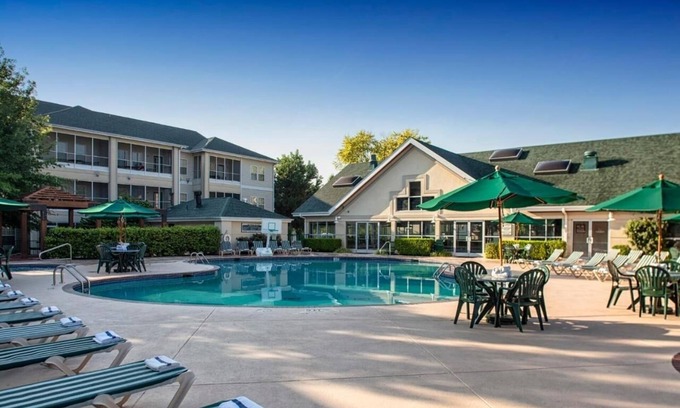 Branson Hotel | Balcony + BBQ Setup at Retreat Made for Ozark Adventures & Family Fun | 4 Units