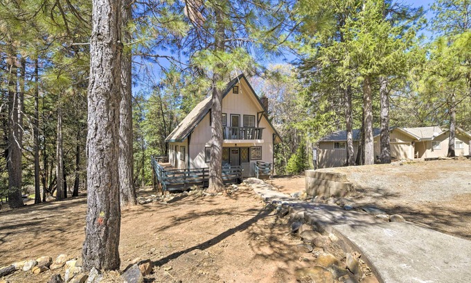 Glencoe Cabina | Ski, Golf & Hike: Cabin w/ Deck in Pioneer!