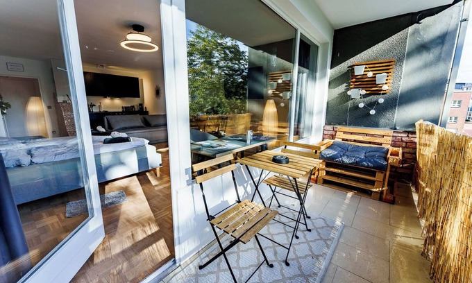 Suedviertel Apartamento | Balcony, near Central Station Apartment "Oasis"