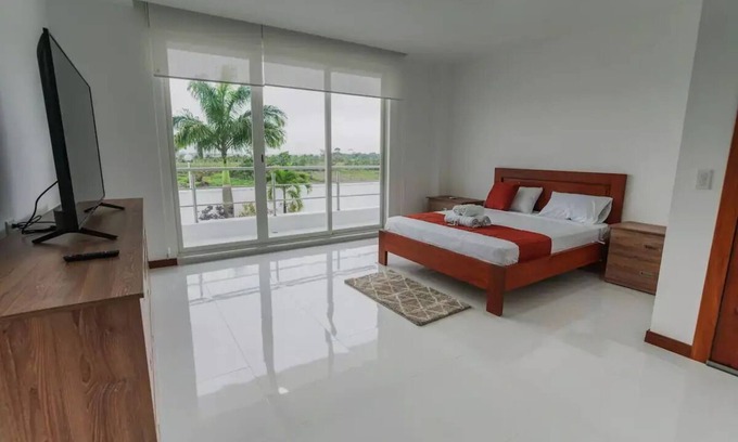 Cojimíes Apartamento | Balcony Room w/ outdoor pool and shared kitchen