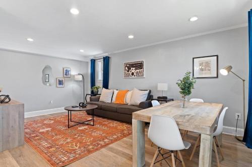 Lower Garden District Casa | Balcony Stay In Garden District Fall Fun