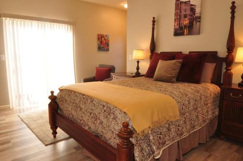 Shenandoah Valley Casa | Balcony Suite Fraser Family Vineyard Stay in Amador