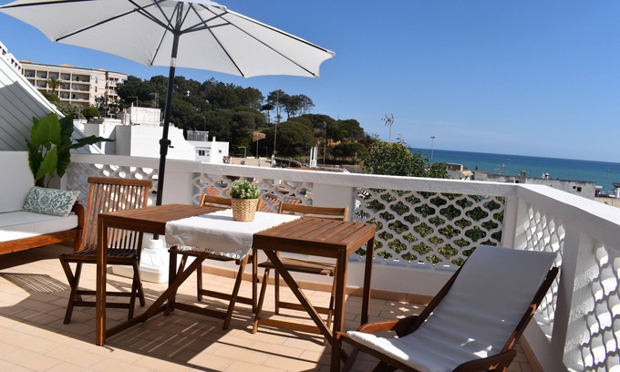 Olhos D'Agua Apartamento | Balcony to the sea 200 m from the beach
