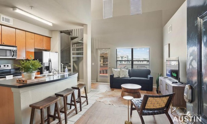 West Campus Apartamento | Balcony Views and Ideal West Campus Austin Location
