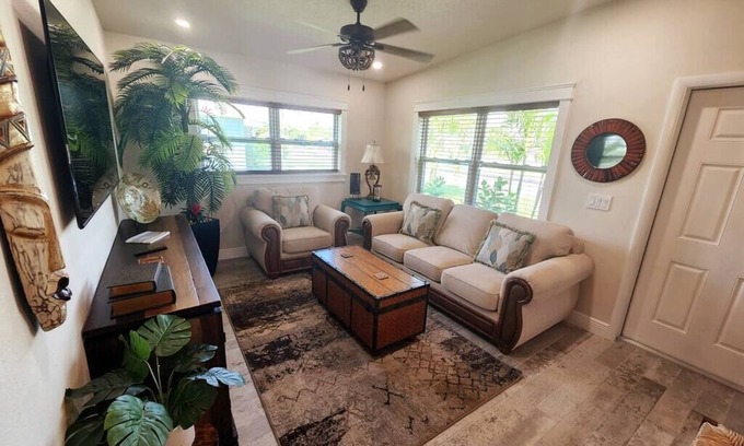 Cocoa Beach Apartamento | Bali Bungalow - Heart of Cocoa Beach!