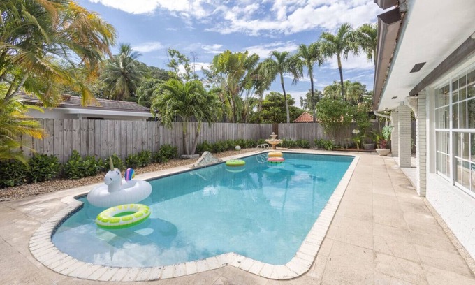 Westchester Casa | Bali Paradise Pool BBQ - Fits 14