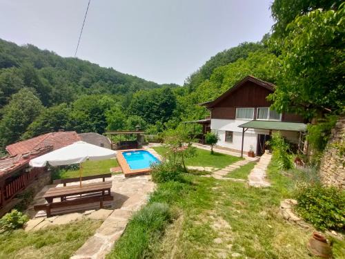 Gabrovo Chalet De Esquí | Balkans Serendipity - Forest View, Pet friendly Chalet with a garden