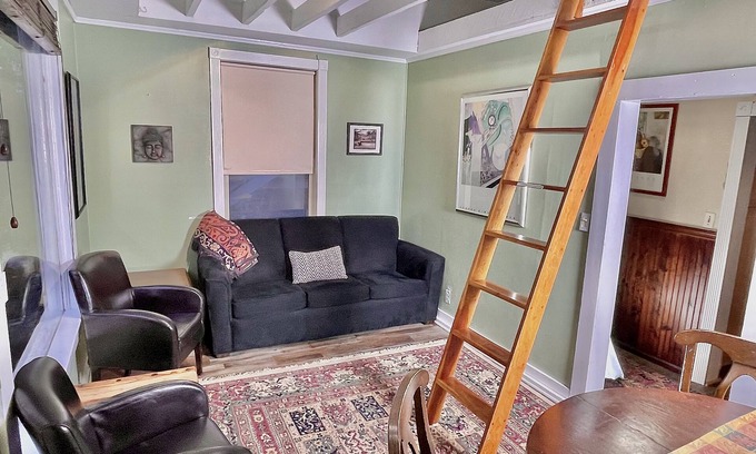 Old Ballard Casa | Ballard Bunkhouse 2nd flr unit near ent. district. Parking & free level 2 chrgr