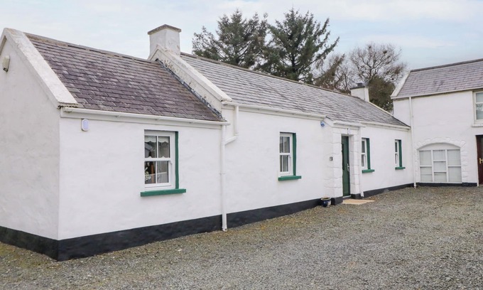 Newry Cabaña | BALLARD COTTAGE, pet friendly in Newry, Northern Ireland