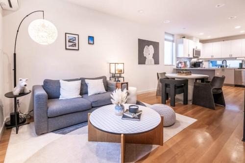 West Woodland Casa | Ballard's Pet-Friendly Mid Century Home + Rooftop Deck