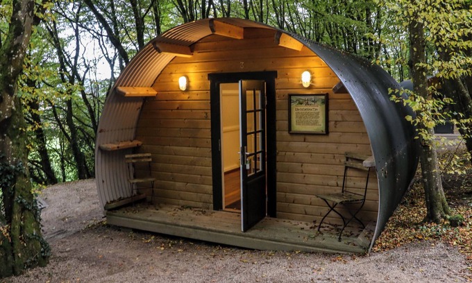 Barranisky Cabaña | BALLYBEG POD 3, romantic, with hot tub in Tinahely, County Wicklow