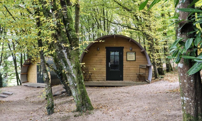 Barranisky Cabaña | BALLYBEG POD 4, romantic, with hot tub in Tinahely, County Wicklow
