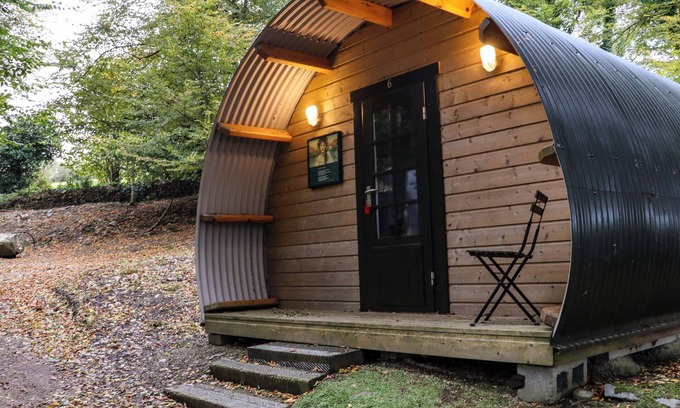 Barranisky Cabaña | BALLYBEG POD 5, romantic, with hot tub in Tinahely, County Wicklow