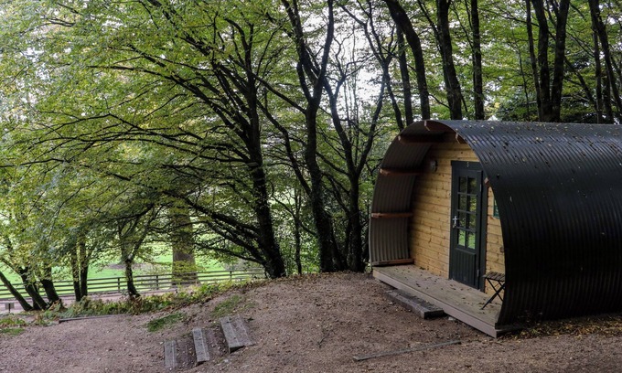 Barranisky Cabaña | BALLYBEG POD 6, romantic, with hot tub in Tinahely, County Wicklow