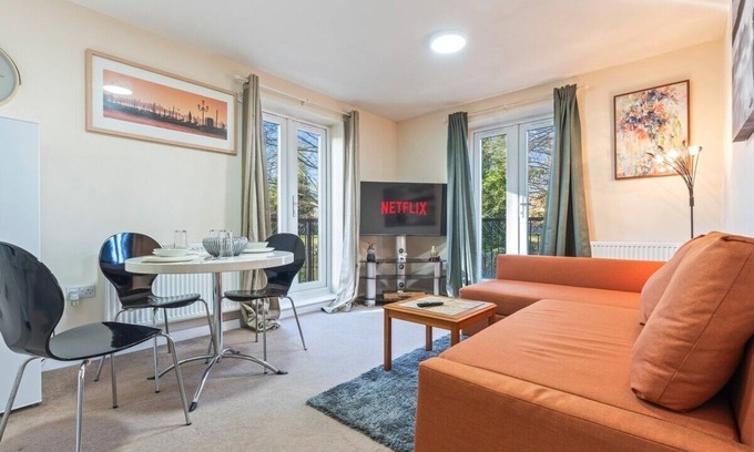Smethwick Apartamento | Balmoral Court -Sleeps 6 -Free Parking with Workspace & High-Speed WiFi