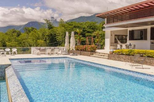 La Pintada Chalet De Esquí | Balmoral House With Pool & Jacuzzi
