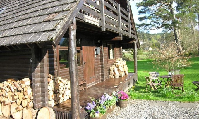 Strathyre Cabina | Balvaig River Log Cabin, con estufa de leña, encanto alpino en la orilla del agua