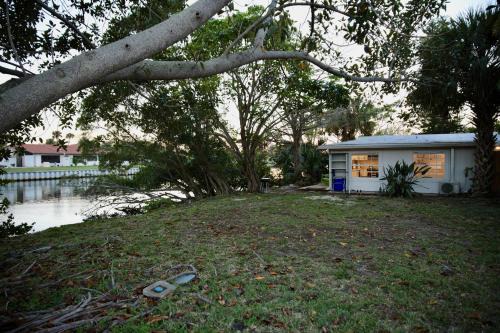 River Isles Apartamento | Bamboo Bungalow - Waterfront Studio Near Beach