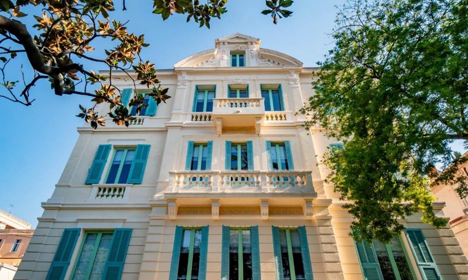Cannes City Centre Hostal | BANANA'S CAMP