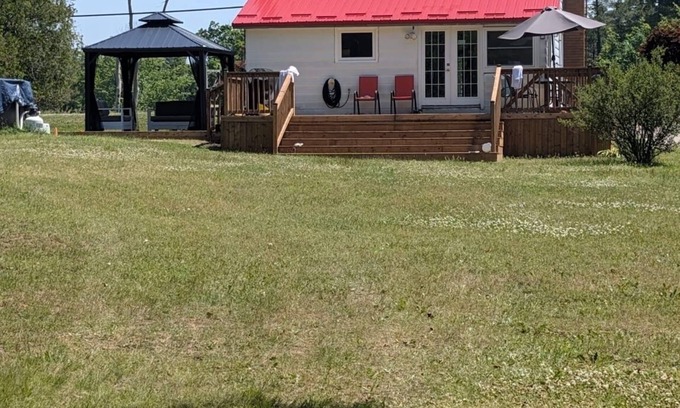 L'Amable Cabaña | Bancroft Beauty by Lake Tait-Just Renovated.with Outdoor Recreation / Pool.