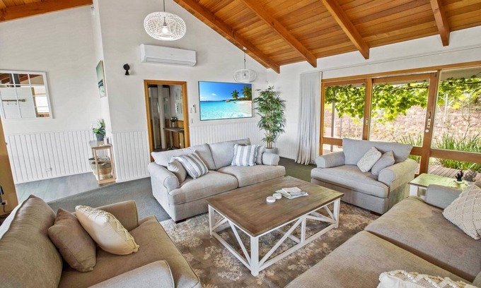 Metung Casa | Bancroft Haven - Nestled above the marina boasting views across Bancroft Bay