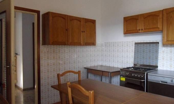 Erli Apartamento | Banda B: dos dormitorios; baño compartido, cocina, sala, balcón, estacionamiento