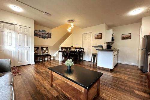Harvie Heights Casa | Banff Boundary Lodge Mountain View 2Brms 3xAC Townhouse
