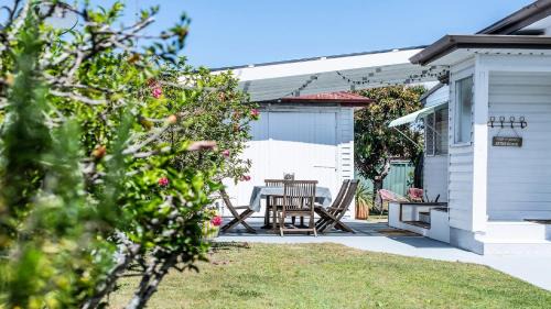 Ettalong Beach Casa | Bangalow Beach House - Ettalong, pet friendly, walk to beach,shops,cafes