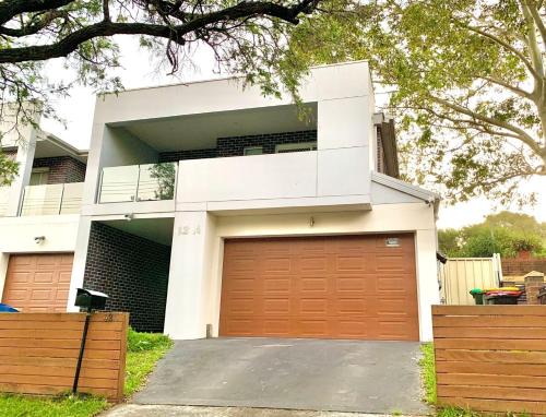 Bankstown Casa | Bankstown 4 Br house close to Shopping & Station