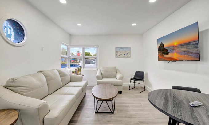 Barrier Island Apartamento | Banyan St 2BR/1BA off Las Olas- Steps to Beach #1