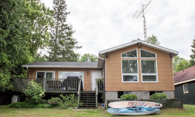 Hastings Highlands Cabaña | Baptiste Lakehouse - Pet-Friendly Waterfront Cottage w/ Great Swimming!