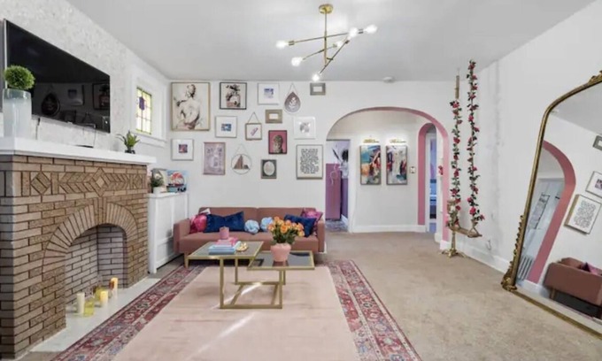 Glenham-Belford Apartamento | Barbie Dream Loft! Wine/ Yard/ King Bed/Parking!