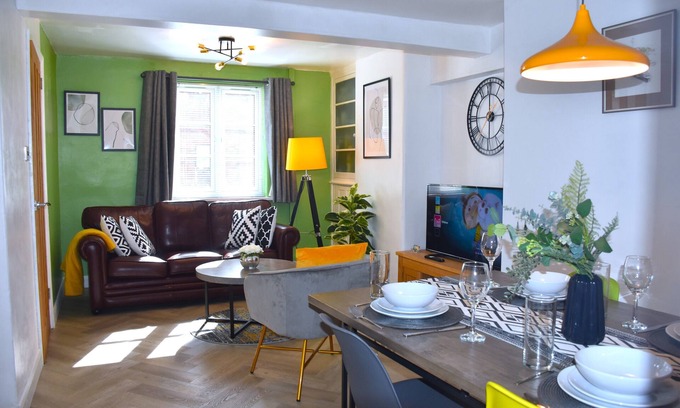 City Centre Cabaña | Bard's Nest Scholars Cottage, town centre, 2 bedrooms 2 bathrooms, 5 mins RSC