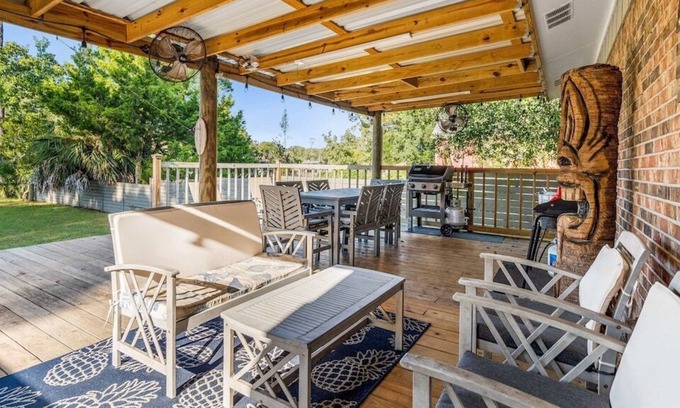 Fort Walton Beach Casa | Bare-Foot Pet Friendly-Waterfront Home w Boat Slip
