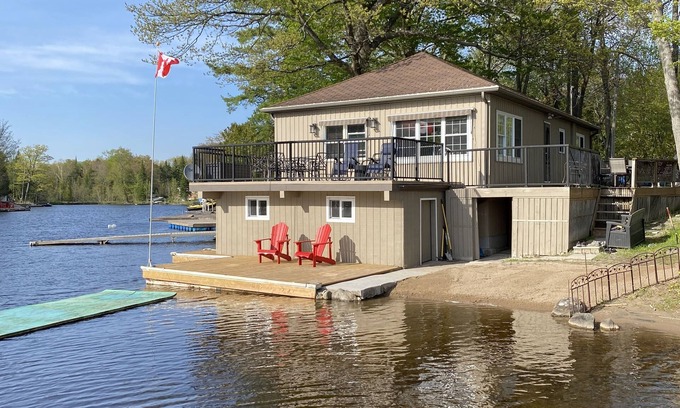 Bobcaygeon Cabaña | Barefoot Beach on Pigeon Lake